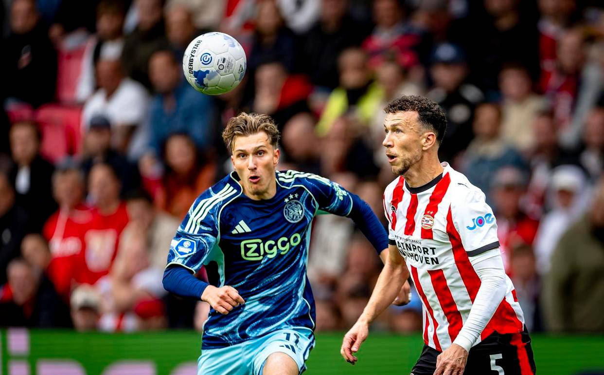 关键时刻阿贾克斯调整名单以备荷甲；再遭质疑环节打磨；气氛紧张；球队文化再被提及的简单介绍